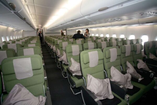 Чому у літаку постійно холодно