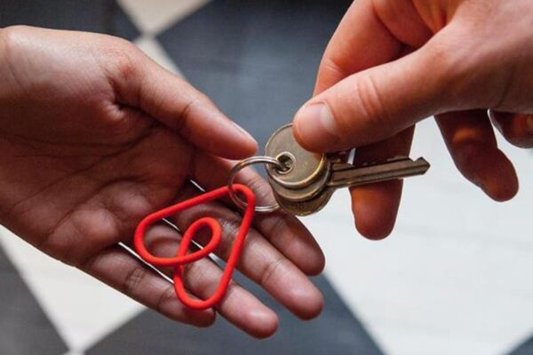 Для українських біженців у Варшаві безкоштовне житло пропонує Airbnb