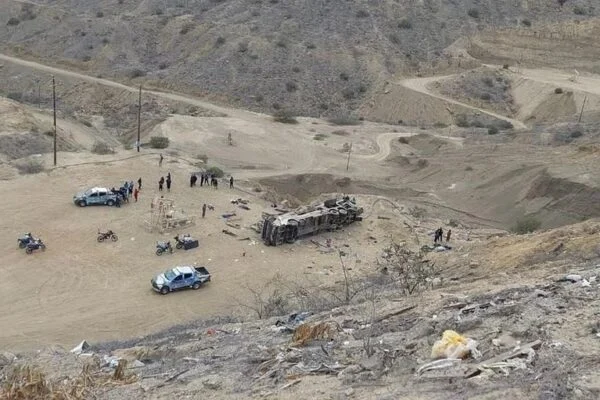 У Перу автобус з туристами зірвався у прірву