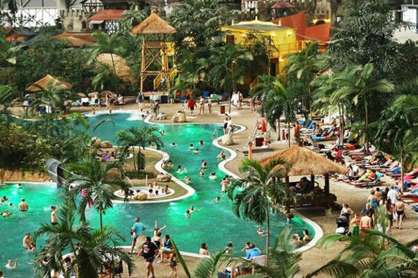 В Берліні жінкам дозволили купатися у міських басейнах топлес