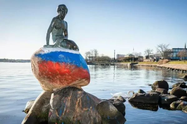 У Копенгагені вандали пофарбували основу скульптури Русалочки у кольори російського прапора