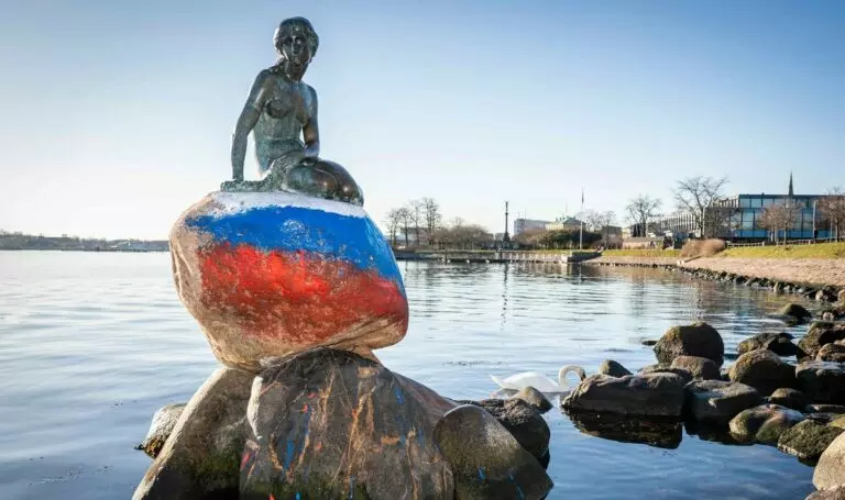 У Копенгагені вандали пофарбували основу скульптури Русалочки у кольори російського прапора