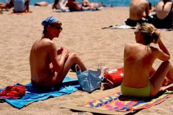 Ходити топлес у громадських місцях дозволили жінкам та чоловікам на іспанському курорті