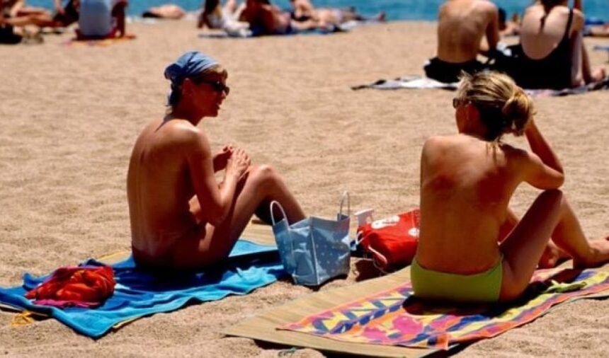 Ходити топлес у громадських місцях дозволили жінкам та чоловікам на іспанському курорті