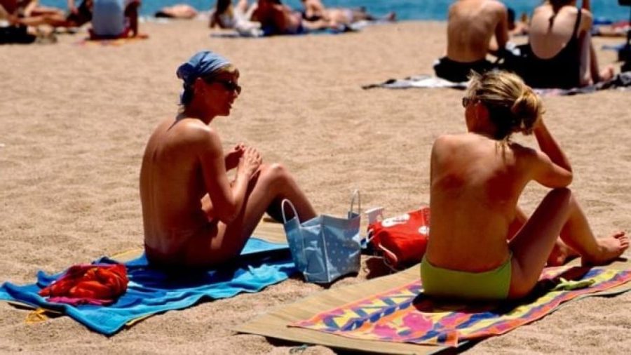 Ходити топлес у громадських місцях дозволили жінкам та чоловікам на іспанському курорті