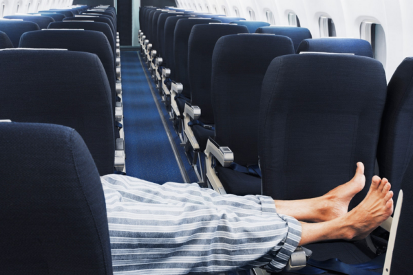 Як правильно спати в літаку