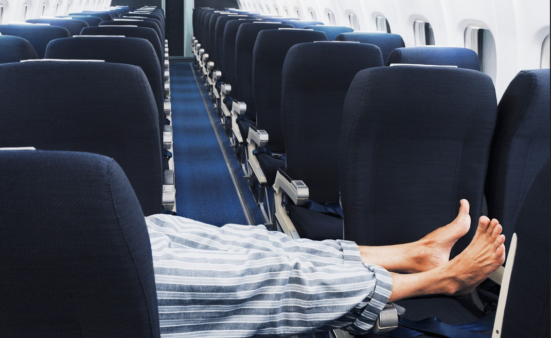 Як правильно спати в літаку