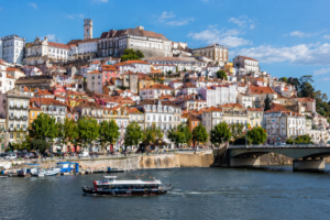 Коїмбра — університетське місто над річкою Мондегу в Португалії