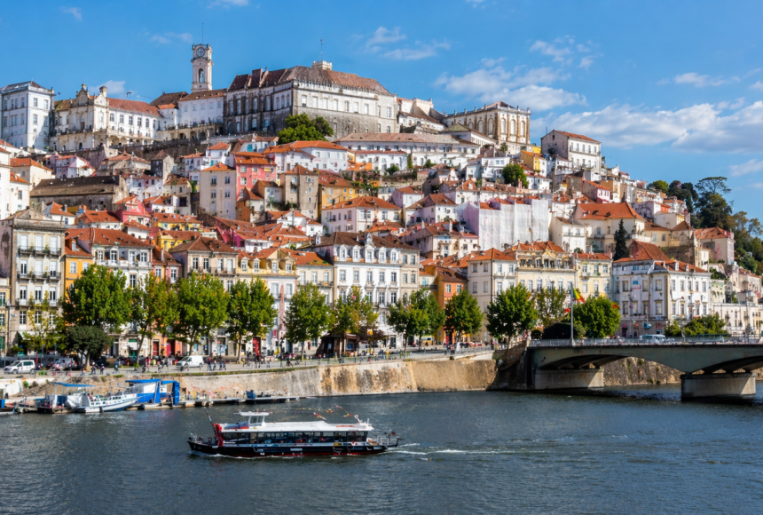 Коімбра — університетське місто над річкою Мондегу в Португалії