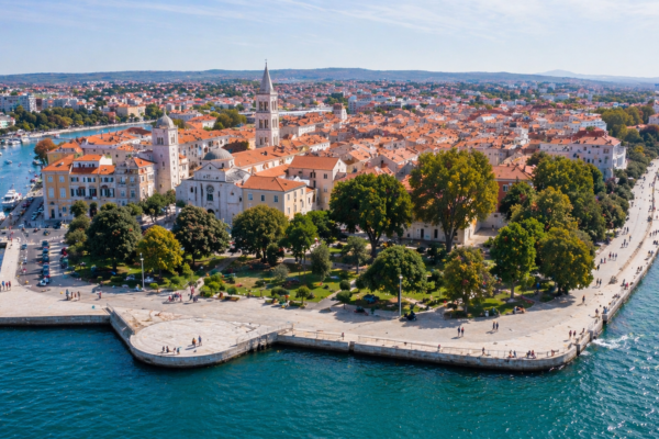 Задар — хорватське місто моря, заходів сонця і кам’яних вулиць