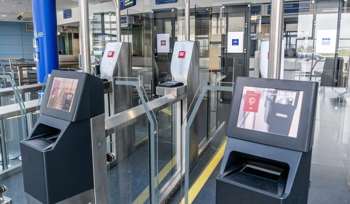Аеропортовий контроль без сюрпризів: як підготувати рідини, електроніку та ручну поклажу