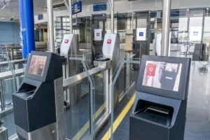 Аеропортовий контроль без сюрпризів: як підготувати рідини, електроніку та ручну поклажу