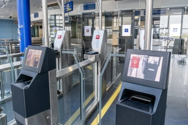 Аеропортовий контроль без сюрпризів: як підготувати рідини, електроніку та ручну поклажу