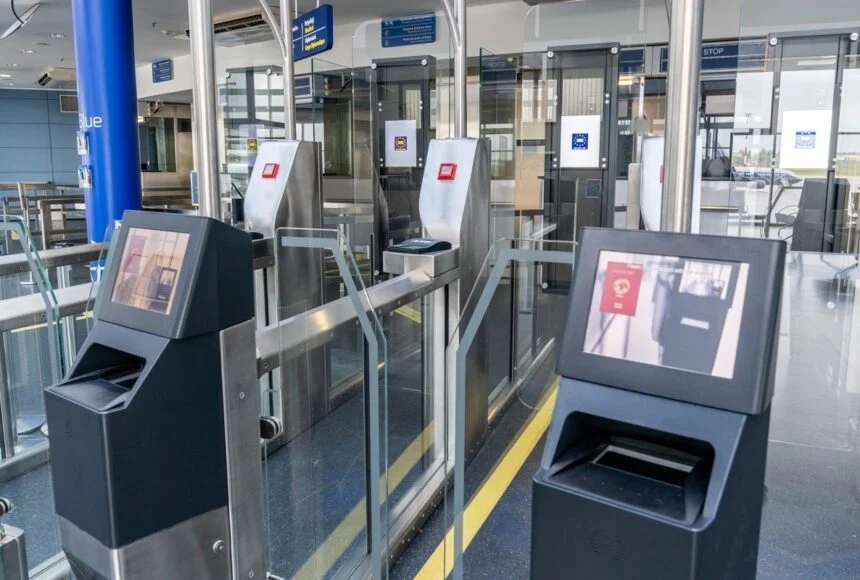 Аеропортовий контроль без сюрпризів: як підготувати рідини, електроніку та ручну поклажу