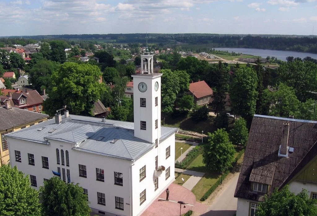 Вільянді, Естонія — місто руїн орденського замку, підвісного мосту й тихого озера