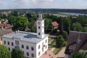 Вільянді, Естонія — місто руїн орденського замку, підвісного мосту й тихого озера