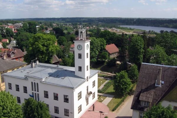 Вільянді, Естонія — місто руїн орденського замку, підвісного мосту й тихого озера