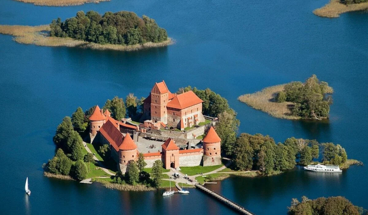 Тракай, Литва — місто острівного замку, караїмської культури й озерних пейзажів