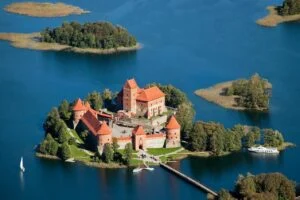 Тракай, Литва — місто острівного замку, караїмської культури й озерних пейзажів