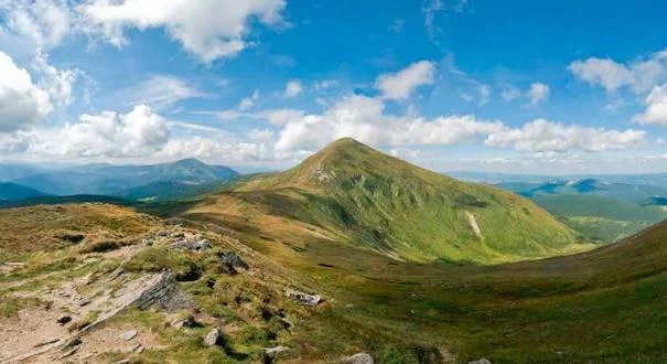 Одноденний похід у гори: як оцінити маршрут, погоду, воду й час повернення