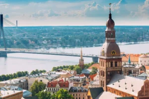 Кулдіга, Латвія — місто черепичних дахів, старого цегляного мосту й водоспаду Вентас-Румба