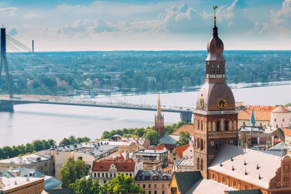 Кулдіга, Латвія — місто черепичних дахів, старого цегляного мосту й водоспаду Вентас-Румба