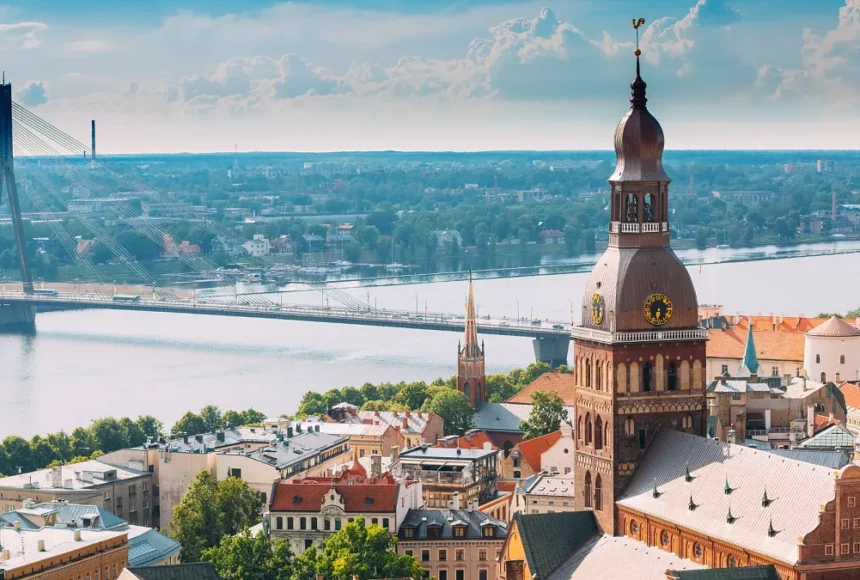 Кулдіга, Латвія — місто черепичних дахів, старого цегляного мосту й водоспаду Вентас-Румба