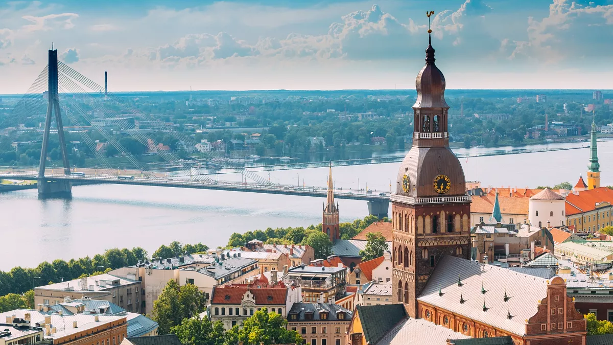 Кулдіга, Латвія — місто черепичних дахів, старого цегляного мосту й водоспаду Вентас-Румба