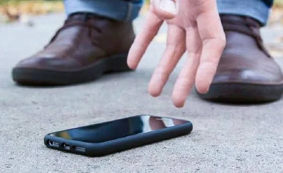 Загублений телефон за кордоном: що заблокувати першими хвилинами і як відновити доступ