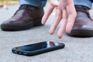 Загублений телефон за кордоном: що заблокувати першими хвилинами і як відновити доступ