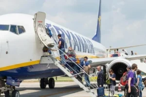 Самостійна пересадка між окремими квитками: багаж, повторна реєстрація й запас часу